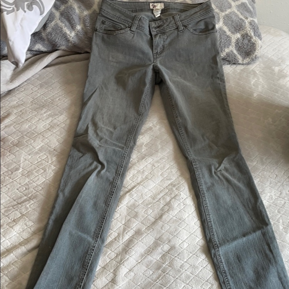 Women’s gray skinny jeans